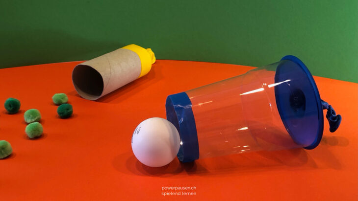 Werfer aus Ballon und Plastikbecher