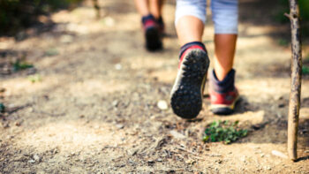 Ideen, wie du deine Kinder auf Spaziergängen bei Laune halten kannst